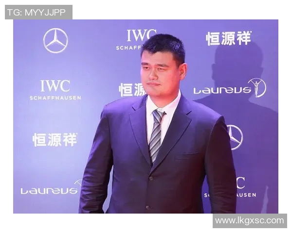 姚明首次挑战滑雪运动展现勇气与坚持的精彩瞬间 姚明首次挑战滑雪运动展现勇气与坚持的精彩瞬间